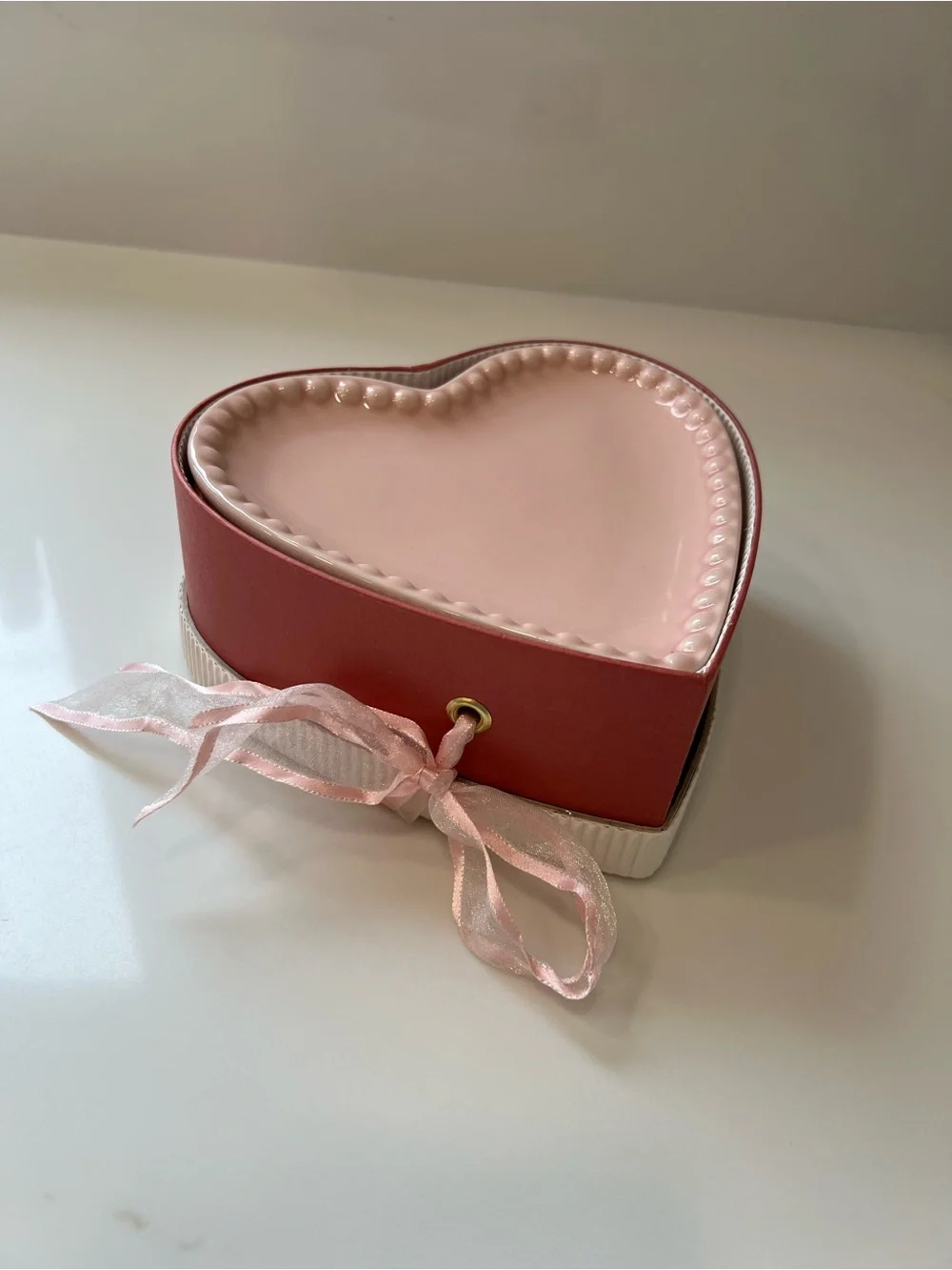 Williams Sonoma Heart Shaped Ceramic Dessert Plates (4) in original box - Picture 4 of 9